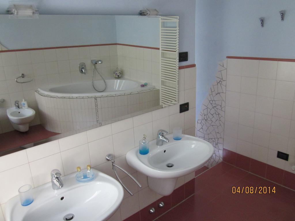 Casetta Delle Rose Biella Habitación foto